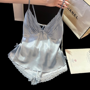 Set de pijama pentru femei din Ice Silk: top fără mâneci cu decolteu în V și șorturi, 95–100% poliester, subțire și respirabil.