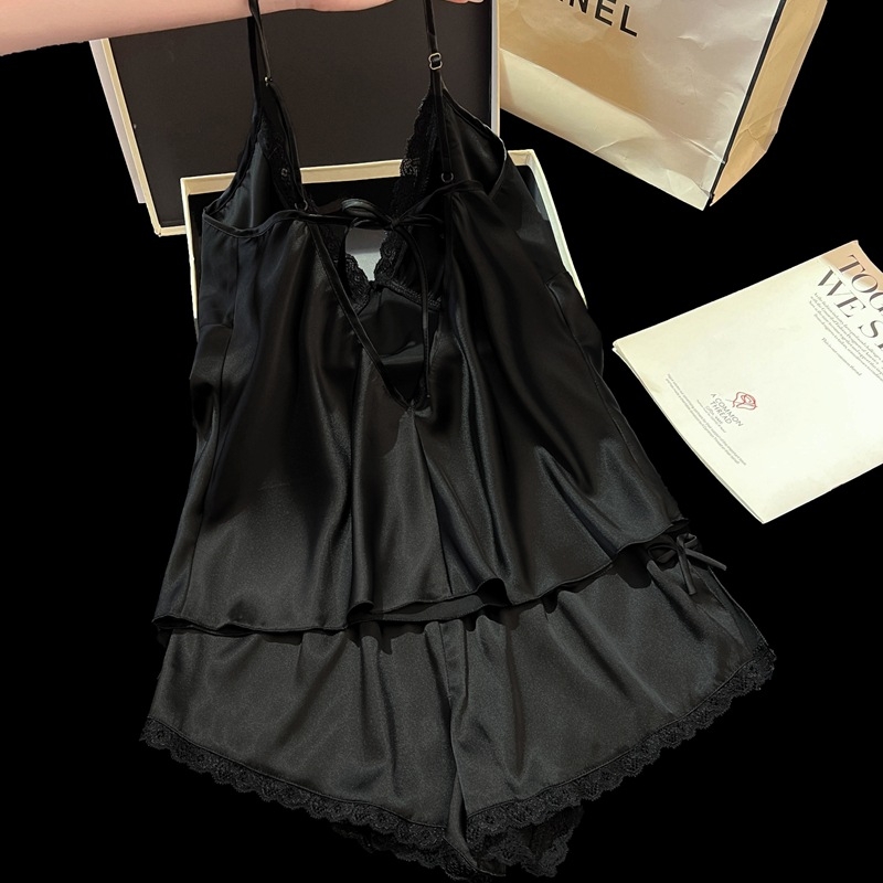 Set de pijama pentru femei din Ice Silk: top fără mâneci cu decolteu în V și șorturi, 95–100% poliester, subțire și respirabil.