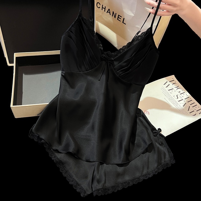 Set de pijama pentru femei din Ice Silk: top fără mâneci cu decolteu în V și șorturi, 95–100% poliester, subțire și respirabil.