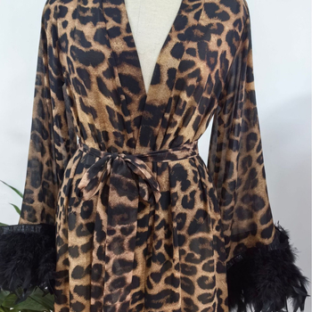 Rochie leopard, mâneci lungi, talie înaltă, despicare, decolteu în V; șifon, 95-100% poliester