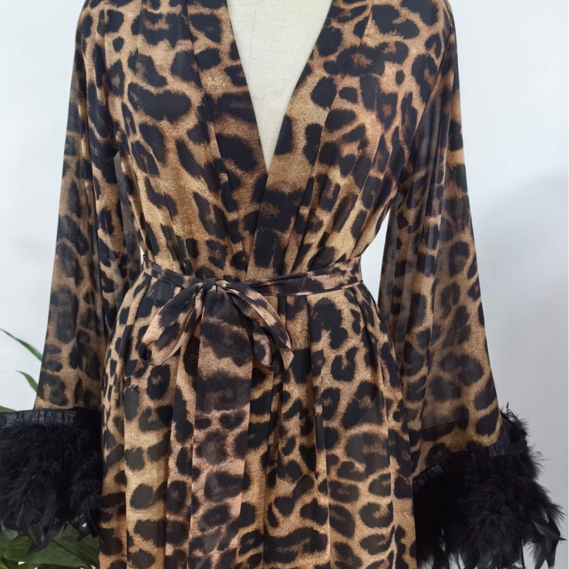 Rochie leopard, mâneci lungi, talie înaltă, despicare, decolteu în V; șifon, 95-100% poliester