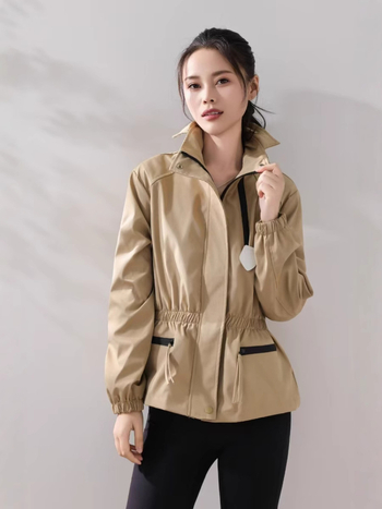 Trench kabát álló gallérral, hosszú ujjú, egyrészes gombolás, poliészter anyag, egyenes vonalú szabás