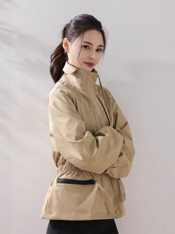 Trench kabát álló gallérral, hosszú ujjú, egyrészes gombolás, poliészter anyag, egyenes vonalú szabás