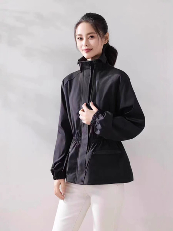 Trench kabát álló gallérral, hosszú ujjú, egyrészes gombolás, poliészter anyag, egyenes vonalú szabás