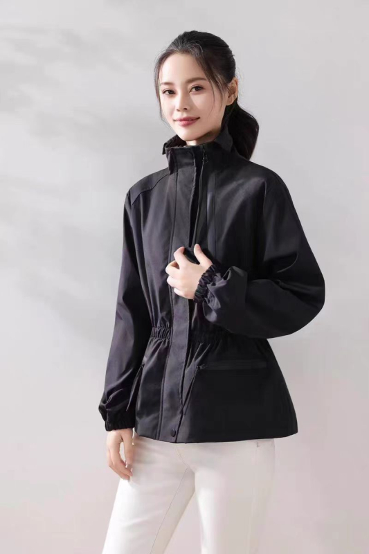 Trench kabát álló gallérral, hosszú ujjú, egyrészes gombolás, poliészter anyag, egyenes vonalú szabás