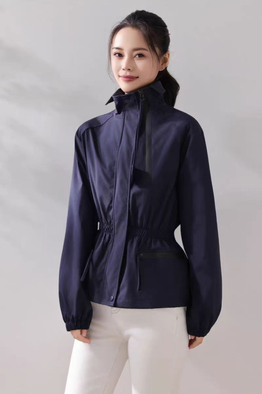 Trench kabát álló gallérral, hosszú ujjú, egyrészes gombolás, poliészter anyag, egyenes vonalú szabás