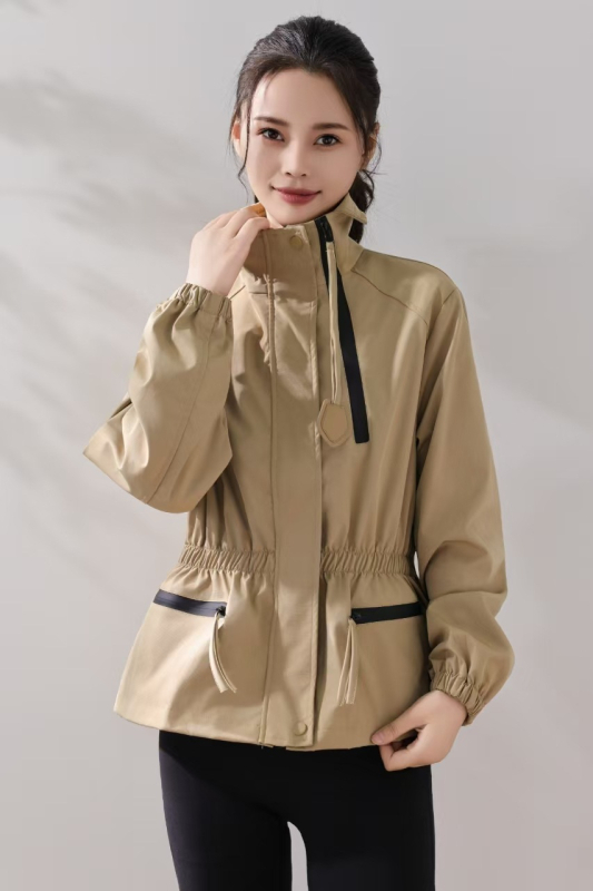 Trench kabát álló gallérral, hosszú ujjú, egyrészes gombolás, poliészter anyag, egyenes vonalú szabás