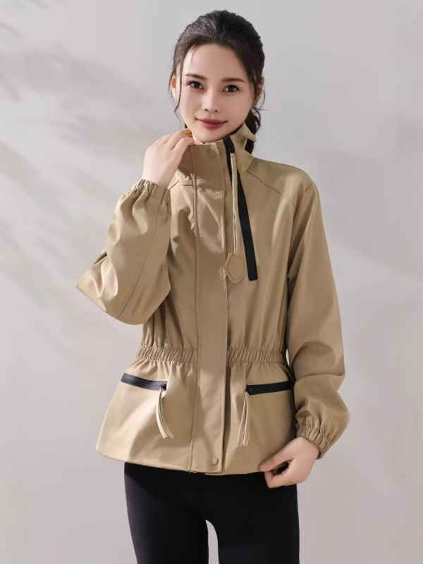 Trench kabát álló gallérral, hosszú ujjú, egyrészes gombolás, poliészter anyag, egyenes vonalú szabás