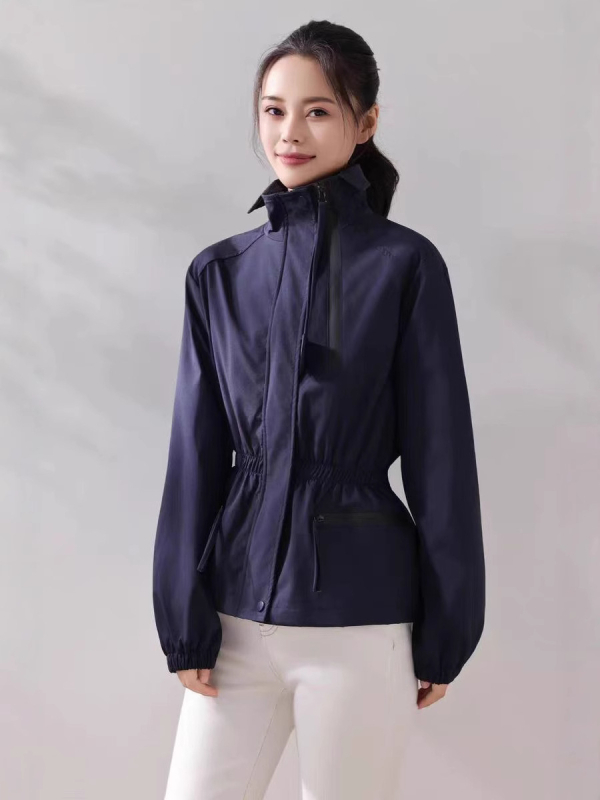 Trench kabát álló gallérral, hosszú ujjú, egyrészes gombolás, poliészter anyag, egyenes vonalú szabás