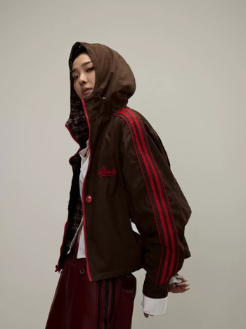 Kétoldalas kockás kabát kapucnival, poliészterből, laza szabású, középhosszú (65–80 cm)