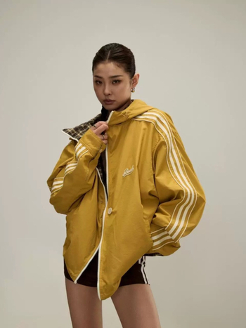 Kétoldalas kockás kabát kapucnival, poliészterből, laza szabású, középhosszú (65–80 cm)