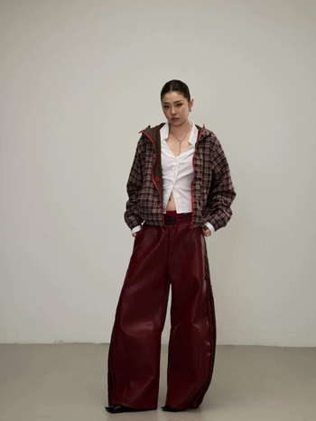 Kétoldalas kockás kabát kapucnival, poliészterből, laza szabású, középhosszú (65–80 cm)