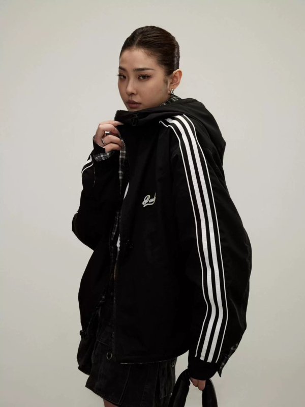 Kétoldalas kockás kabát kapucnival, poliészterből, laza szabású, középhosszú (65–80 cm)