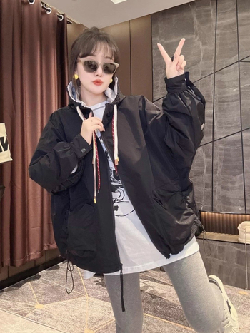 Moteriška vėjo atspari striukė su gobtuvu, užtrauktukas, storesnė poliesterio medžiaga, laisvas kirpimas