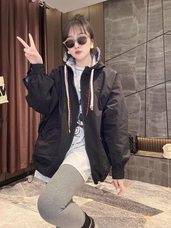 Moteriška vėjo atspari striukė su gobtuvu, užtrauktukas, storesnė poliesterio medžiaga, laisvas kirpimas