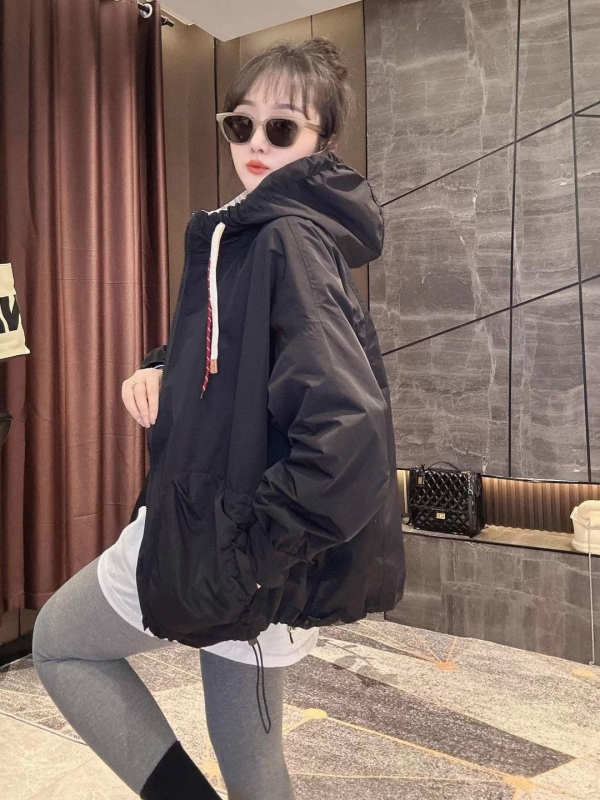 Moteriška vėjo atspari striukė su gobtuvu, užtrauktukas, storesnė poliesterio medžiaga, laisvas kirpimas