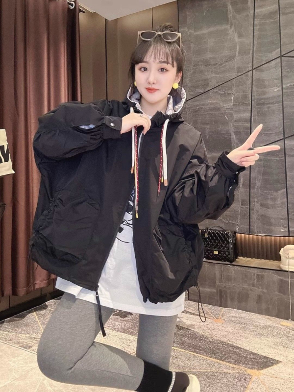 Moteriška vėjo atspari striukė su gobtuvu, užtrauktukas, storesnė poliesterio medžiaga, laisvas kirpimas