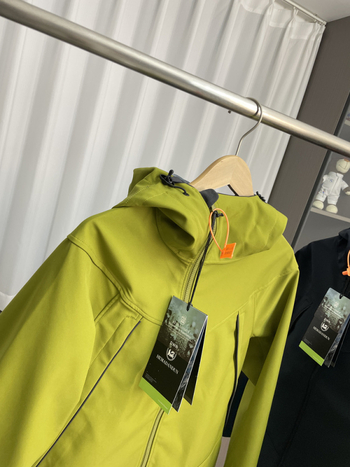 Ветроустойчиво и водоустойчиво софтшел яке – качулка, преден цип, дишащ полиестер, есенно-зимно