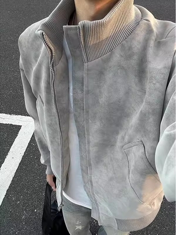 Яке с износоустойчива и ветроустойчива защита, стояща яка, еднобортно закопчаване, дълги ръкави, стандартна дължина