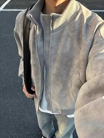 Яке с износоустойчива и ветроустойчива защита, стояща яка, еднобортно закопчаване, дълги ръкави, стандартна дължина