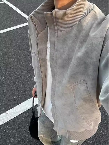 Яке с износоустойчива и ветроустойчива защита, стояща яка, еднобортно закопчаване, дълги ръкави, стандартна дължина