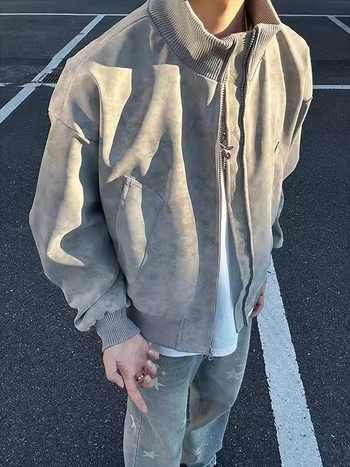 Яке с износоустойчива и ветроустойчива защита, стояща яка, еднобортно закопчаване, дълги ръкави, стандартна дължина