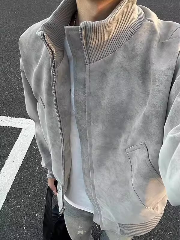 Яке с износоустойчива и ветроустойчива защита, стояща яка, еднобортно закопчаване, дълги ръкави, стандартна дължина