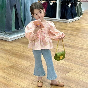 Őszi két részes gyerekeknek szóló szett lányoknak: virágos felső puffos ujjakkal és denim trombita nadrág; pamut-keverék; hosszú ujjak