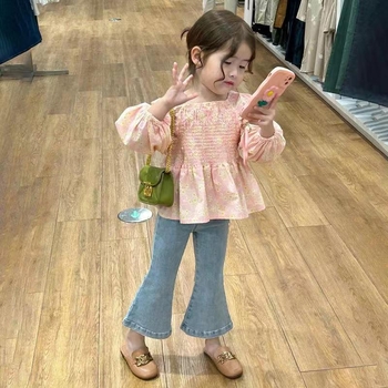 Őszi két részes gyerekeknek szóló szett lányoknak: virágos felső puffos ujjakkal és denim trombita nadrág; pamut-keverék; hosszú ujjak