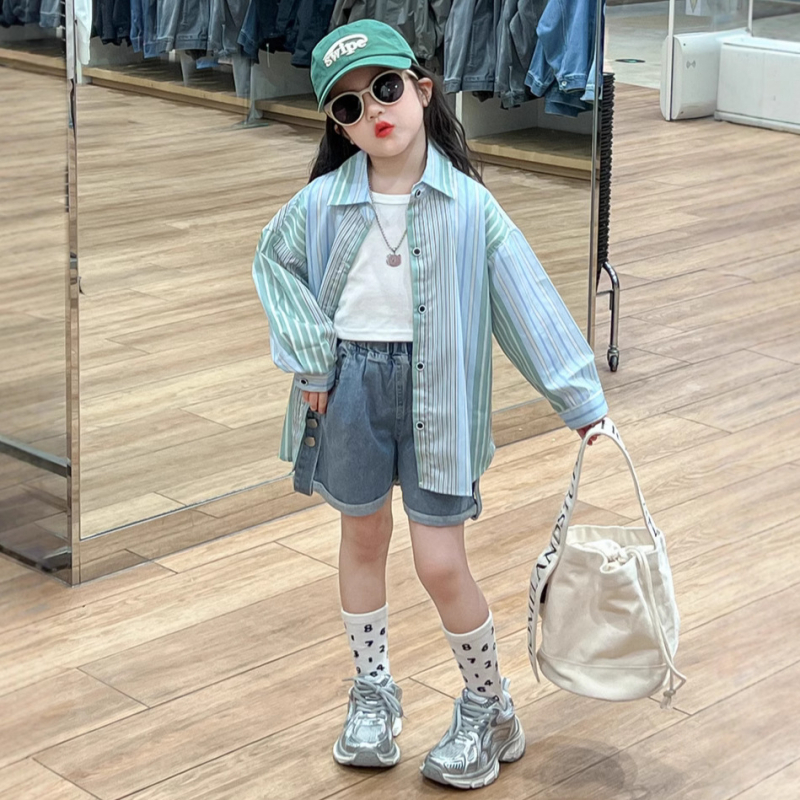 Koreai stílusú gyermek háromrészes öltöny hosszú ujjú csíkos inggel, mellény és denim rövidnadrággal, pamut 80%, 3–8 éveseknek, tavasz–ősz