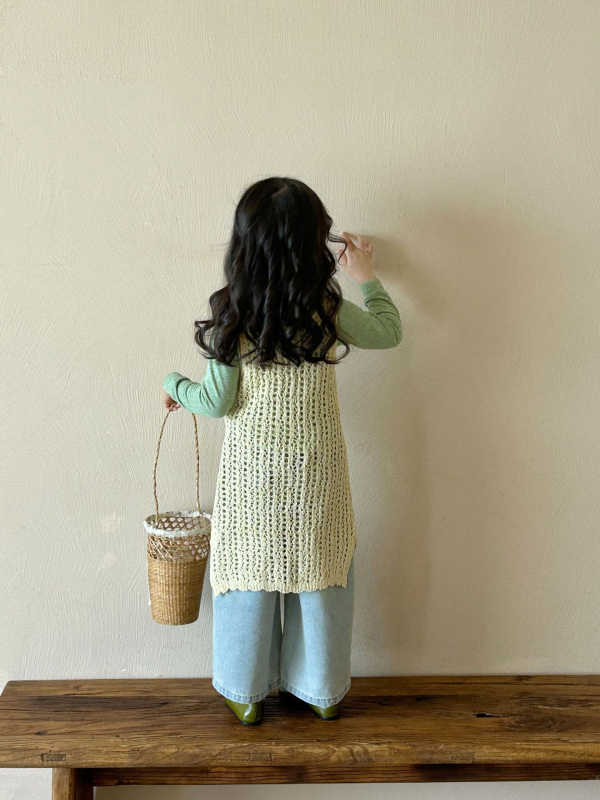 Lányoknak készült átlátszó kötött ruhácska pántokkal, 85% pamut anyag, bélés 85% pamut, tavasz 2025, 3–8 éveseknek