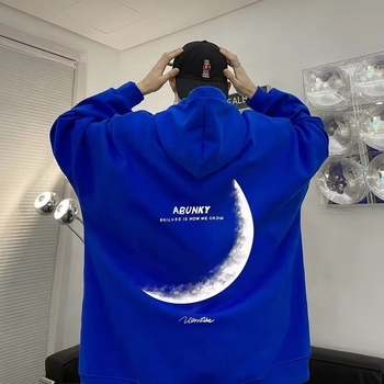 Kapuči džemperis su fliso pamušalu, laisvo kirpimo, šoninės kišenės, raidinis užrašas