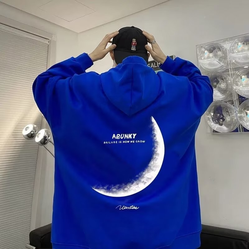 Kapuči džemperis su fliso pamušalu, laisvo kirpimo, šoninės kišenės, raidinis užrašas