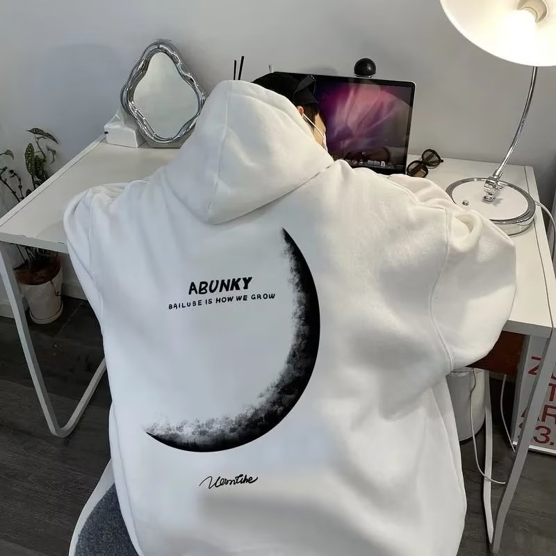 Kapuči džemperis su fliso pamušalu, laisvo kirpimo, šoninės kišenės, raidinis užrašas