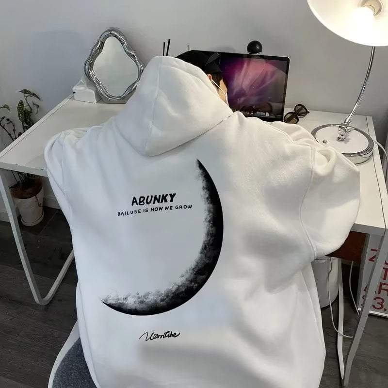 Kapuči džemperis su fliso pamušalu, laisvo kirpimo, šoninės kišenės, raidinis užrašas