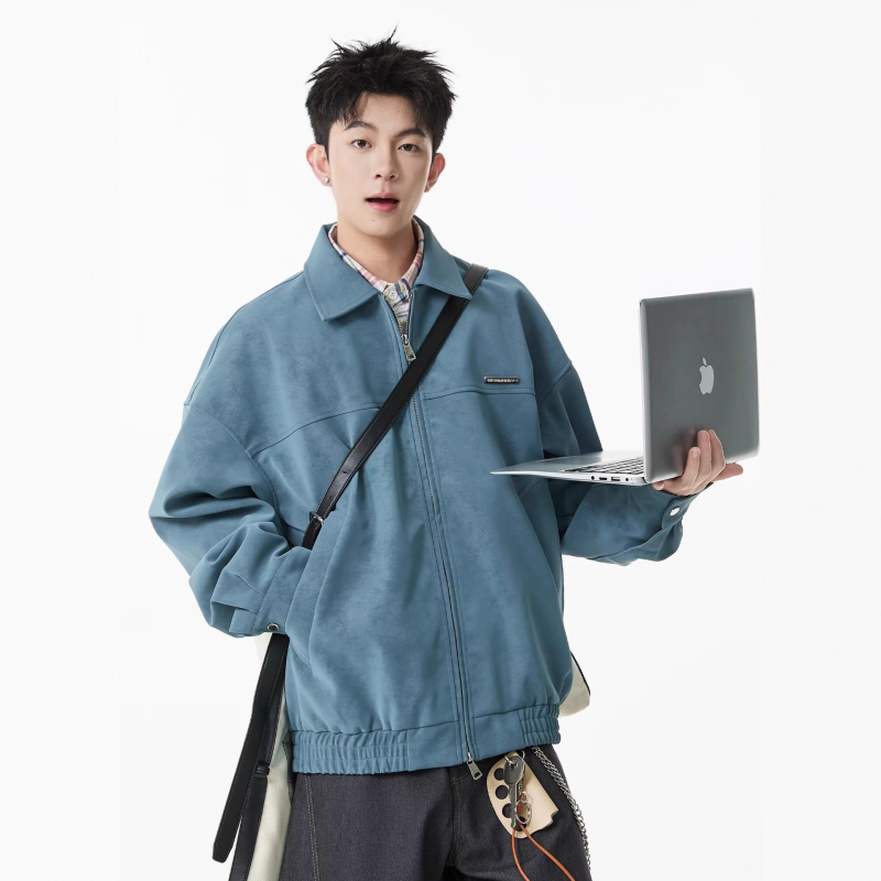 Kožna jakna sa stojećim ovratnikom, široka kroj, bez kapulje, detalj na zipu, bočni džepovi – za proljeće i jesen