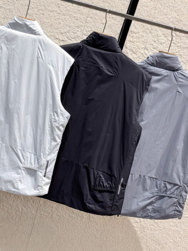 Muška pamučna vest s punjenjem od pamuka, stojeći ovratnik, zatvarač, vanjski materijal od polipropilena i podstava od pamuka