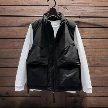 Vyrų medvilninė-pildyta liemenė su poliesterio išoriniu audiniu, stovinčiai kaklui, be gobtuvo, reversinis, laisvas kirpimas, vienos spalvos, 3D kišenės