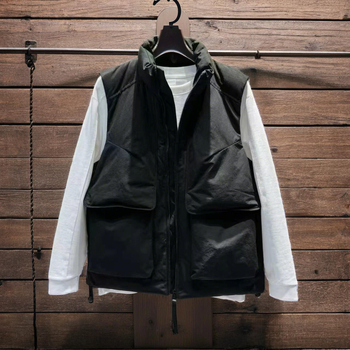 Vyrų medvilninė-pildyta liemenė su poliesterio išoriniu audiniu, stovinčiai kaklui, be gobtuvo, reversinis, laisvas kirpimas, vienos spalvos, 3D kišenės