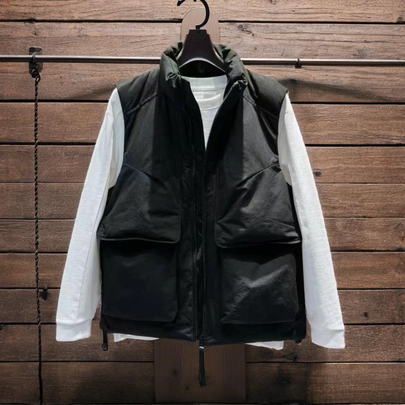 Vyrų medvilninė-pildyta liemenė su poliesterio išoriniu audiniu, stovinčiai kaklui, be gobtuvo, reversinis, laisvas kirpimas, vienos spalvos, 3D kišenės