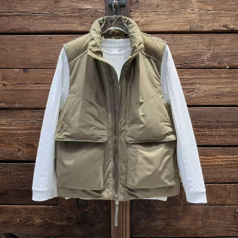 Vyrų medvilninė-pildyta liemenė su poliesterio išoriniu audiniu, stovinčiai kaklui, be gobtuvo, reversinis, laisvas kirpimas, vienos spalvos, 3D kišenės