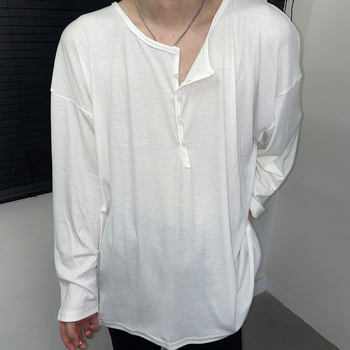 Laisvai kirpimo megztinis iš ice silk audinio, poliesteris 60–70%, apvalus kaklas, ilgos rankovės, plonas