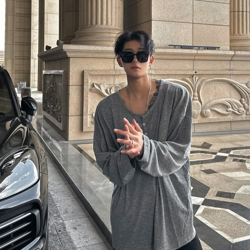 Laisvai kirpimo megztinis iš ice silk audinio, poliesteris 60–70%, apvalus kaklas, ilgos rankovės, plonas