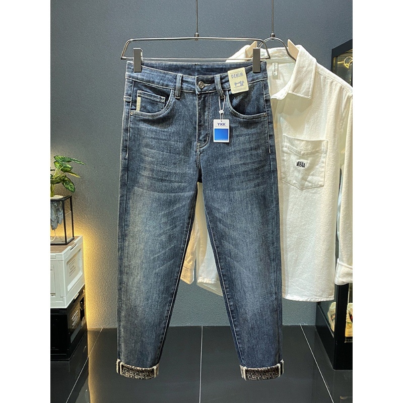 Muške traperice od denima – slim fit, srednji pojas, mikro-elastične, oprane s izšivenim detaljima