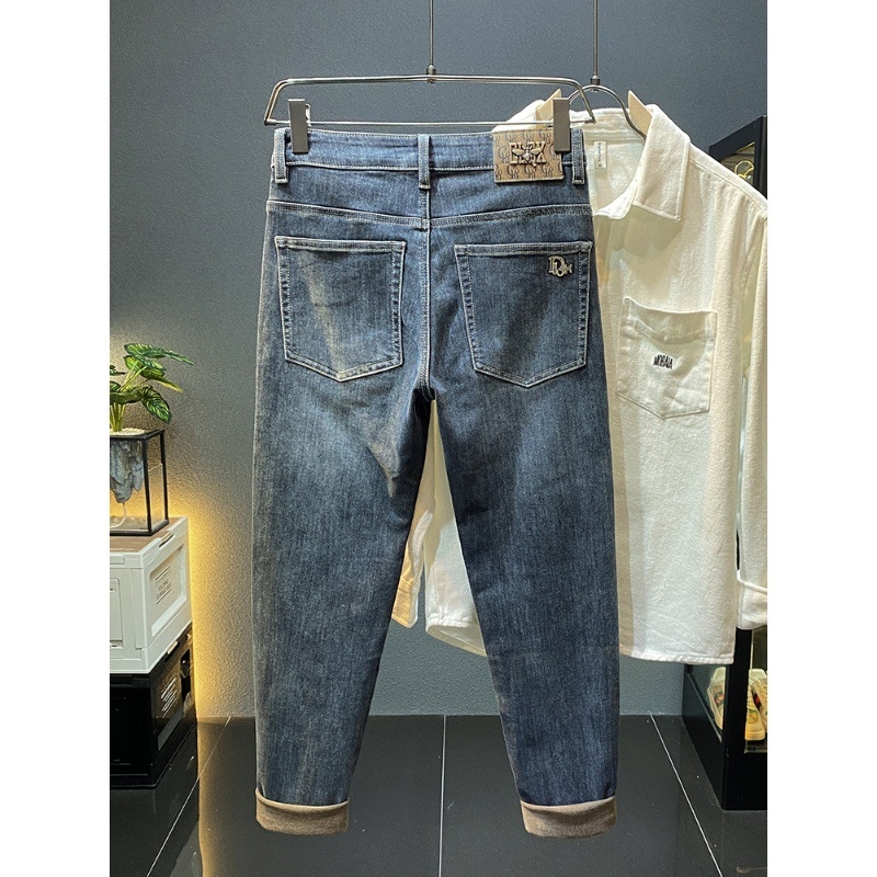 Muške traperice od denima – slim fit, srednji pojas, mikro-elastične, oprane s izšivenim detaljima