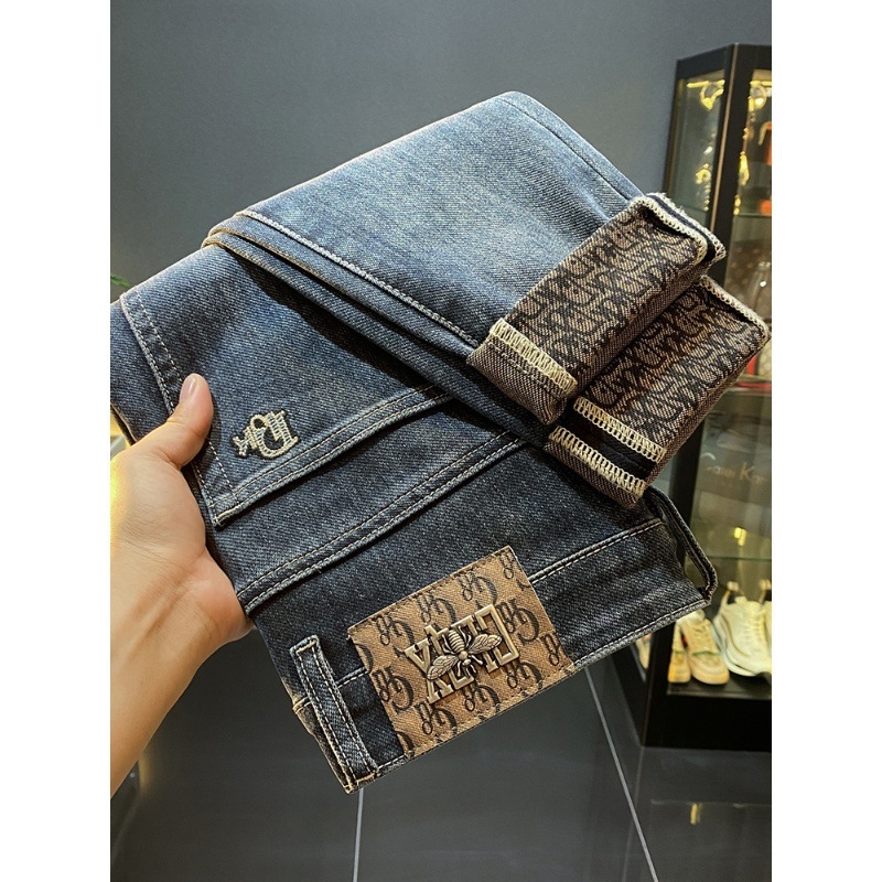 Muške traperice od denima – slim fit, srednji pojas, mikro-elastične, oprane s izšivenim detaljima