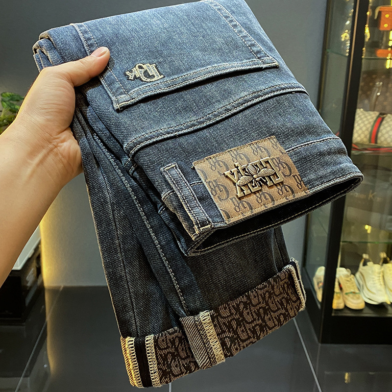 Muške traperice od denima – slim fit, srednji pojas, mikro-elastične, oprane s izšivenim detaljima