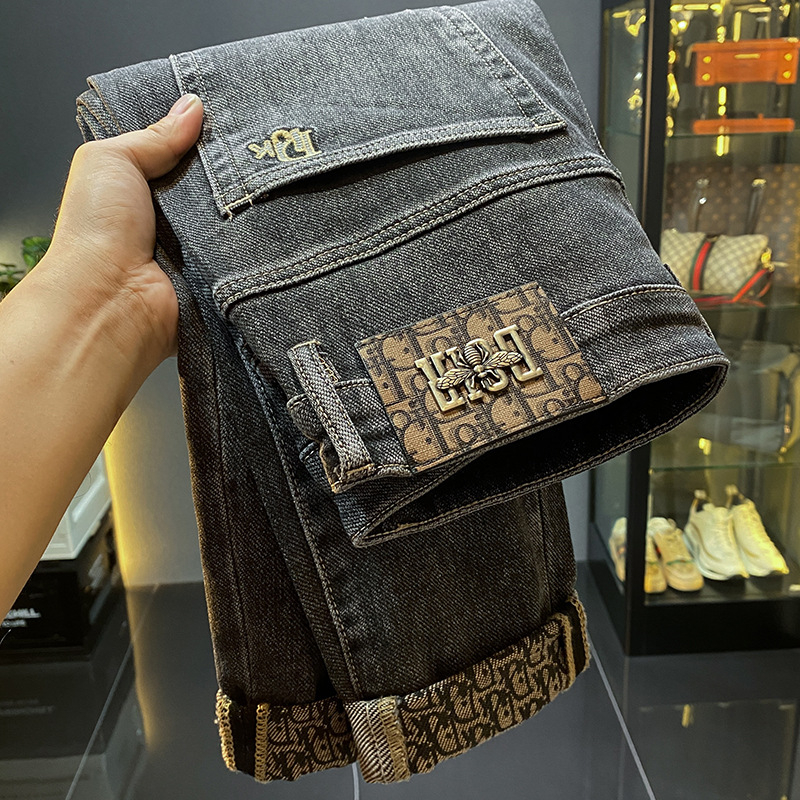 Muške traperice od denima – slim fit, srednji pojas, mikro-elastične, oprane s izšivenim detaljima
