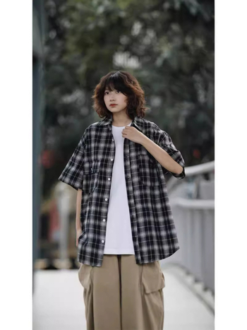 Särk tasku ja ruudulise mustriga, lühikeste varrukatega, vaba lõige, lapp-kaelus