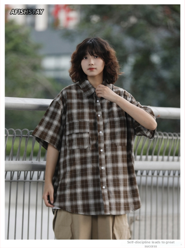 Särk tasku ja ruudulise mustriga, lühikeste varrukatega, vaba lõige, lapp-kaelus